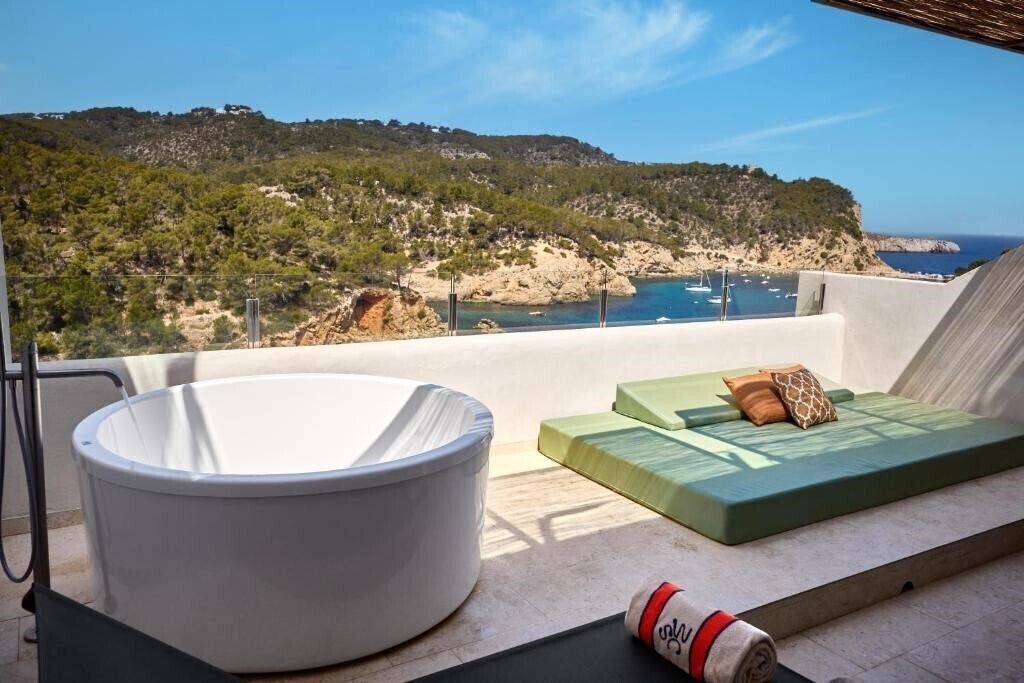Апартаменти The Club Cala San Miguel Hotel Ibiza, Curio Collection by Hilton 5*