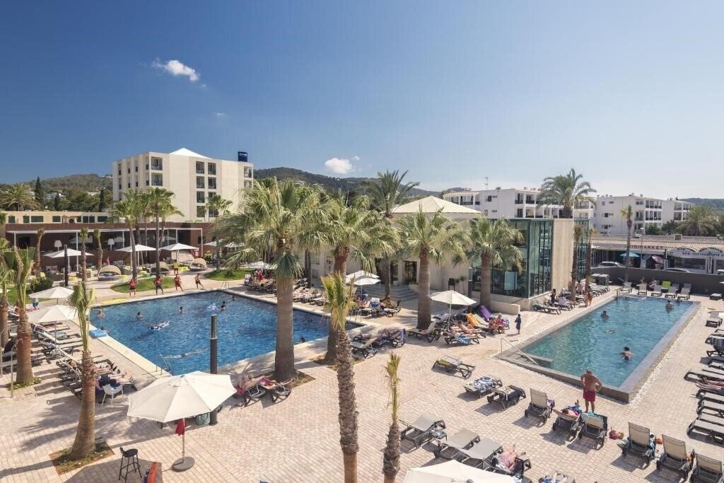 Отель Barcelo Pueblo Ibiza 3*