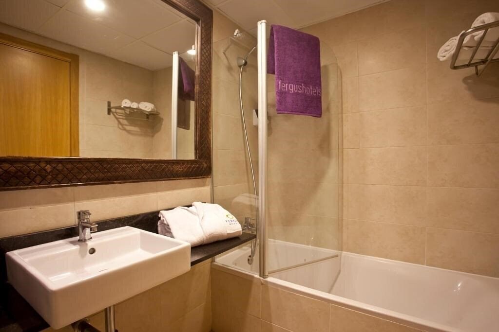 Отель Fiesta Hotel Playa D'en Bossa 3*