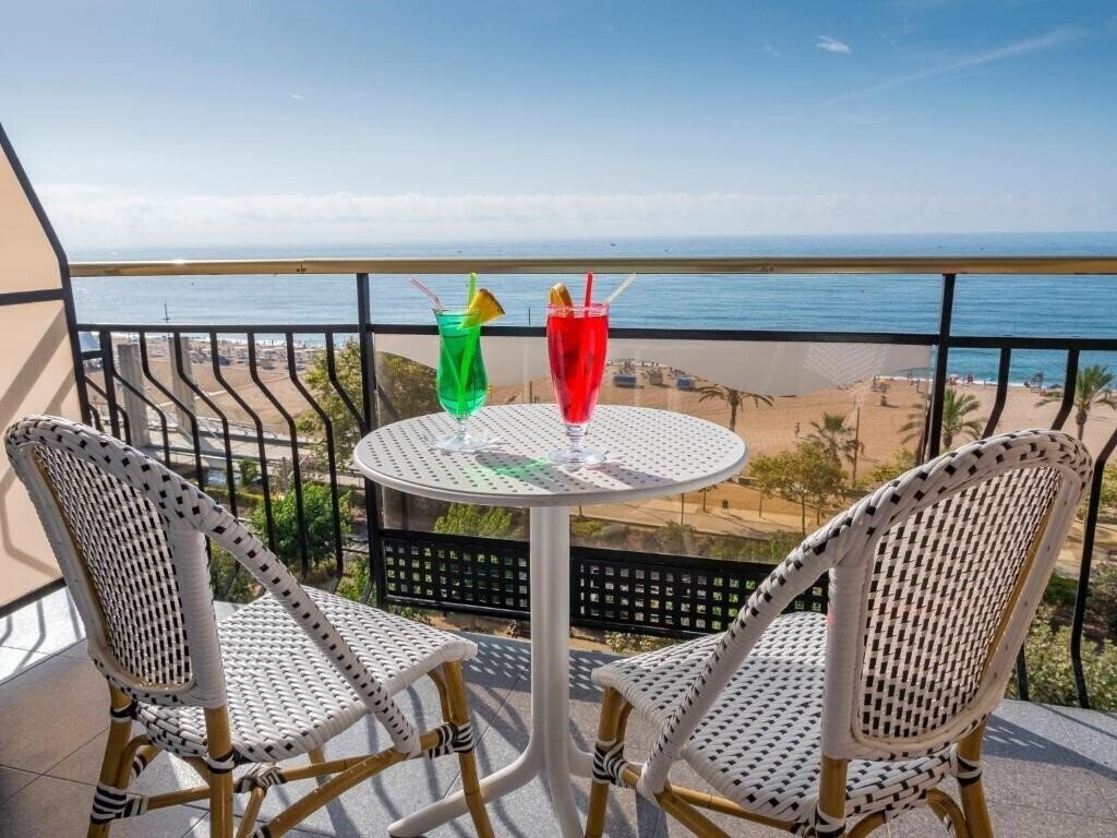 Отель Hotel Checkin Garbi 3*