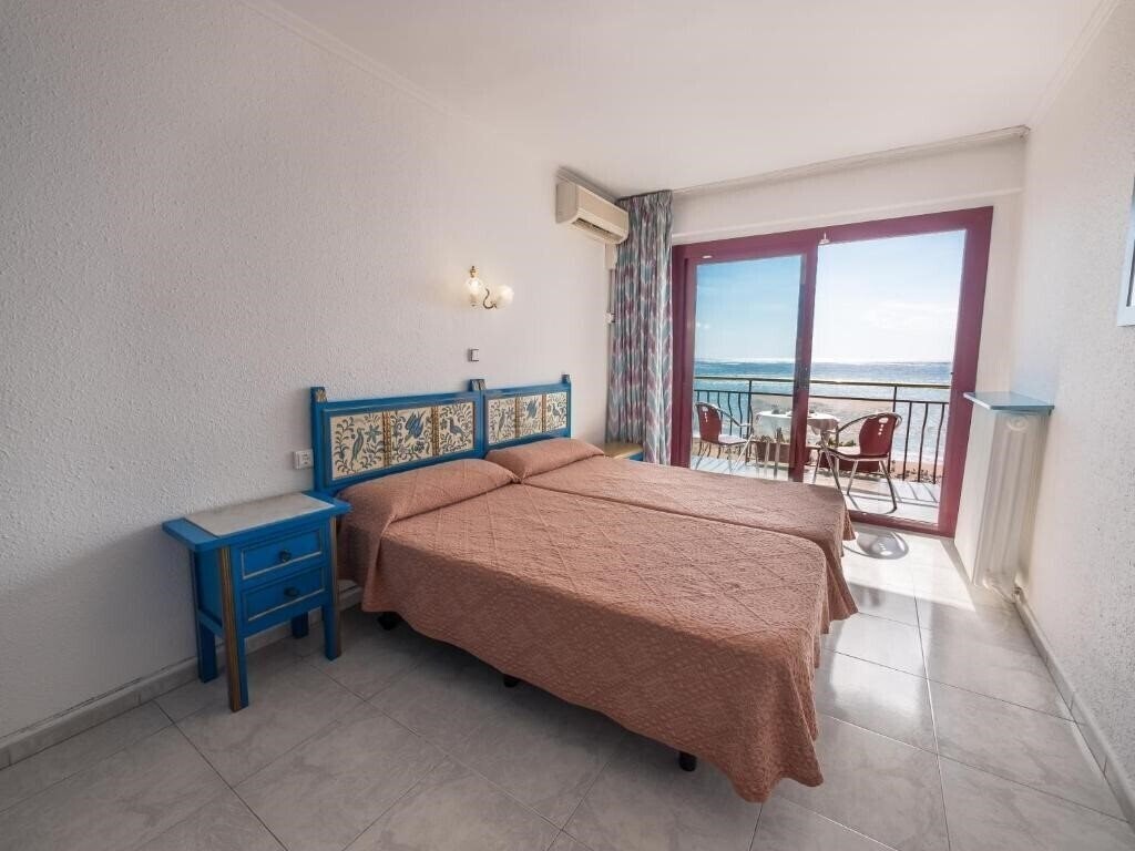 Фото Hotel Checkin Garbi 3*