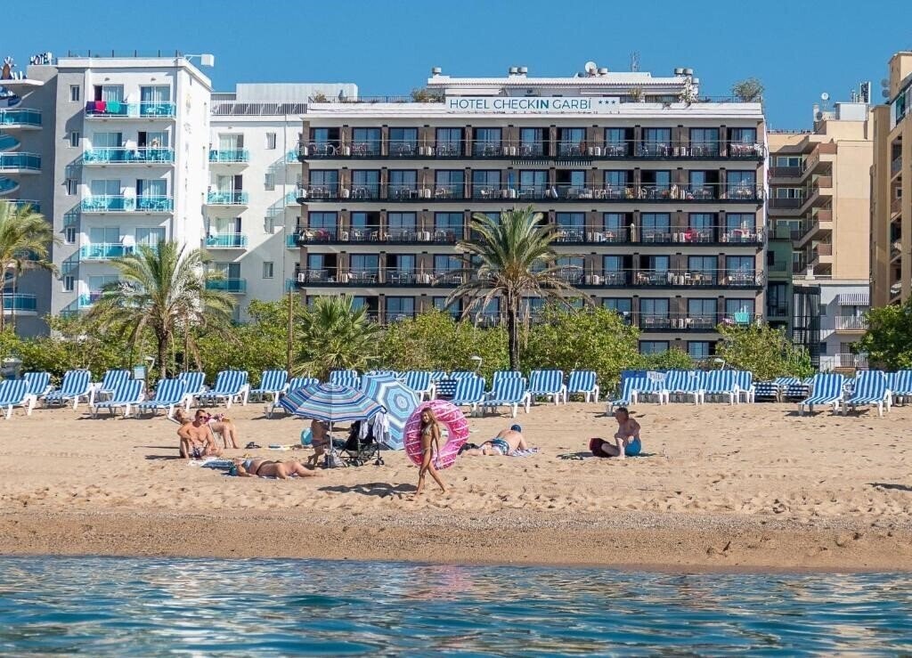 Территория Hotel Checkin Garbi 3*