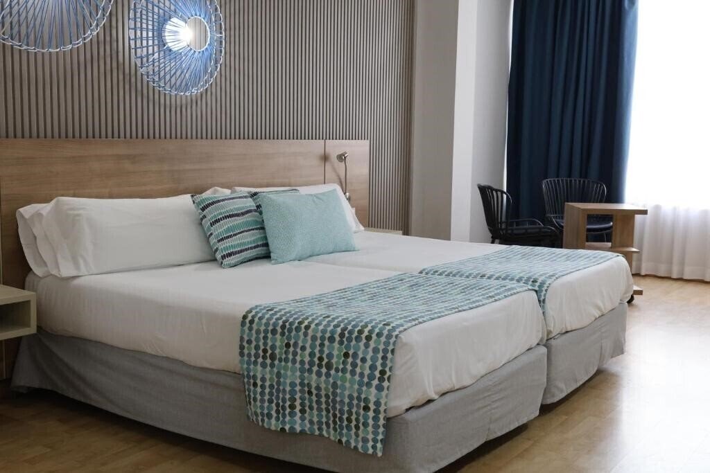Панорама Port Eugeni 4*