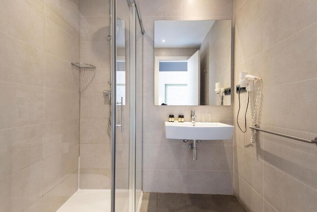 Территория Hostal Plaza Goya Bcn 2*