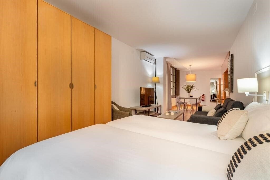 Фото Aspasios Plaza Real Apartments 3*