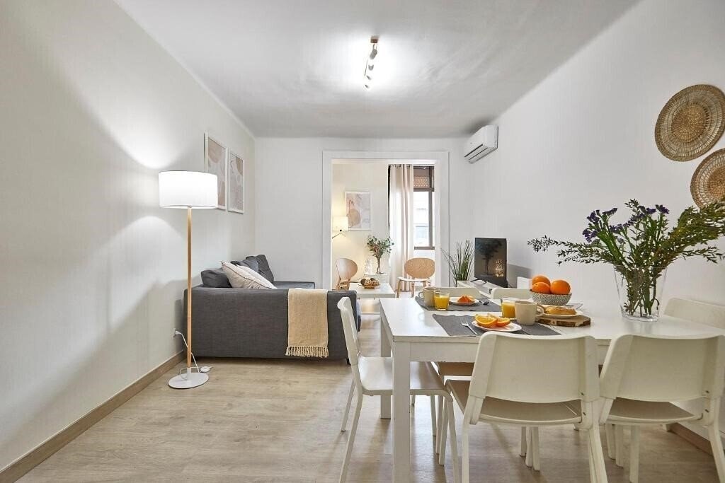 Готель Barcelona Encants Family Flat 3*
