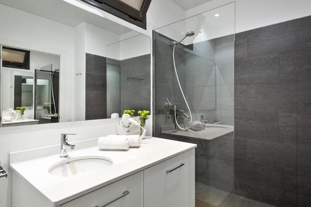 Фотография Fira Apartments by gaiarooms (ex. Ding Dong Fira Apartments) 3*