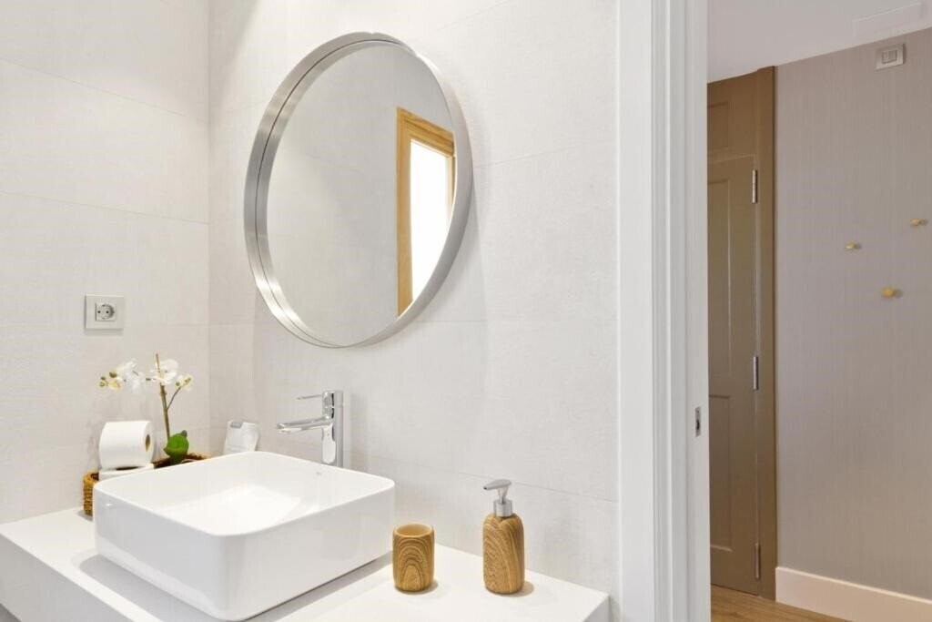 Вид Fisa Rentals Gran Via Apartments 3*