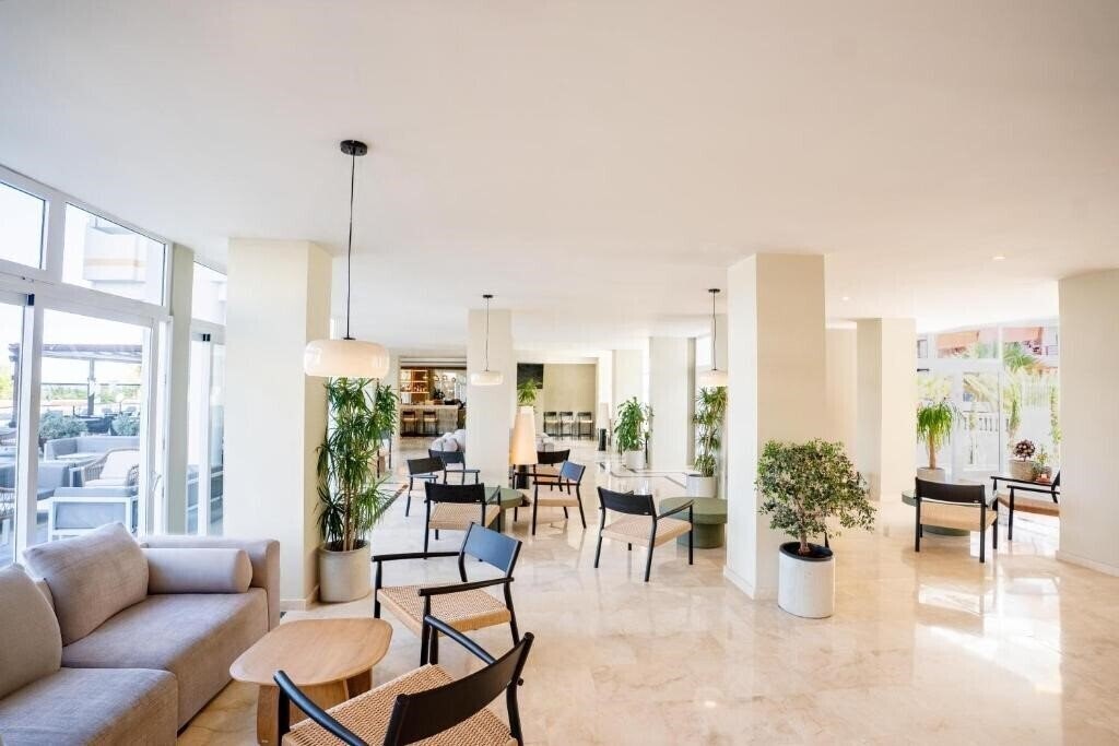 Готель Coral Ocean View 4*