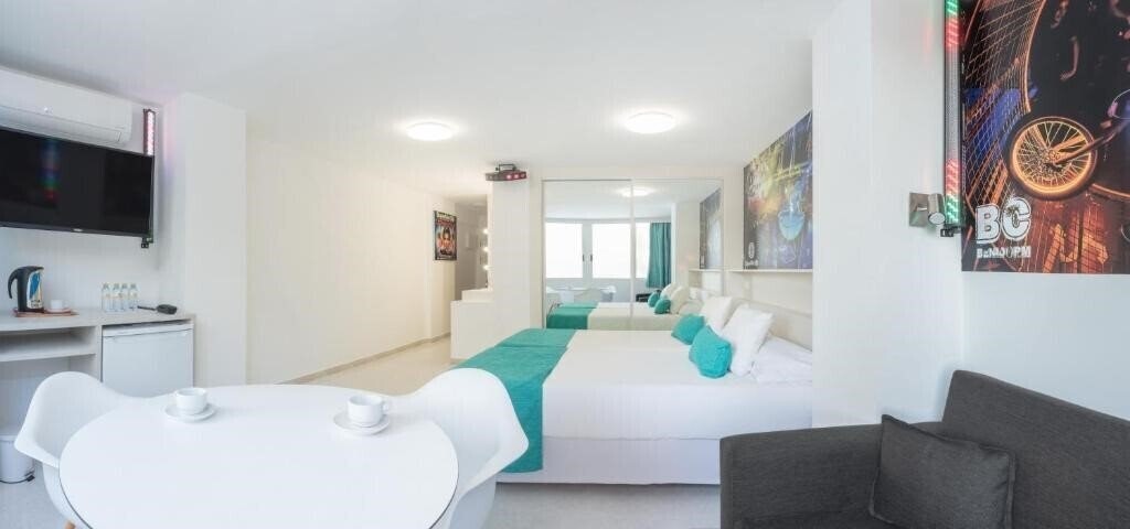 Готель Benidorm Celebrations Pool Party Resort 3*