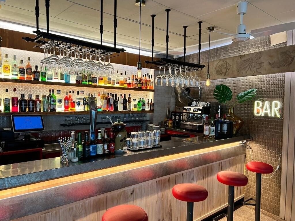 Территория Hostal Rom 2*