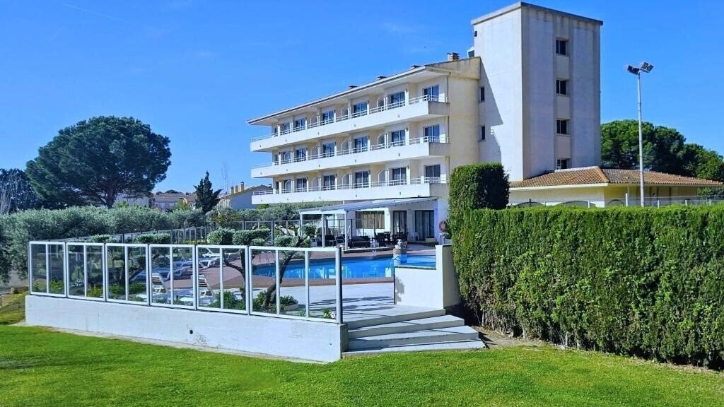 Отель Apartamentos La Masia 2*