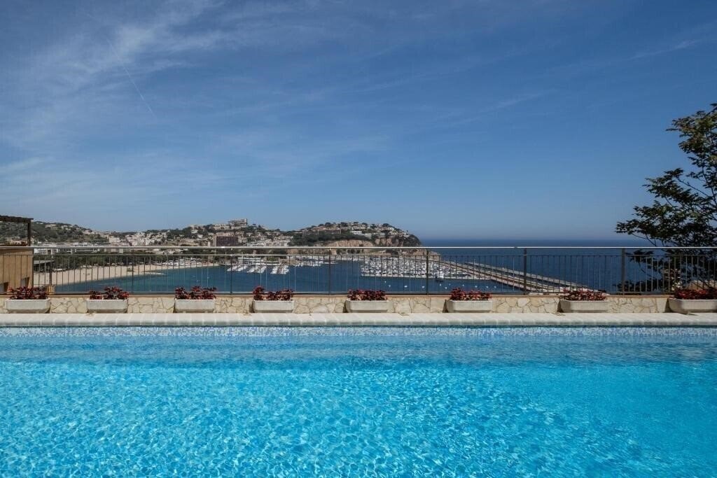 Панорама Hotel Montjoi 3*