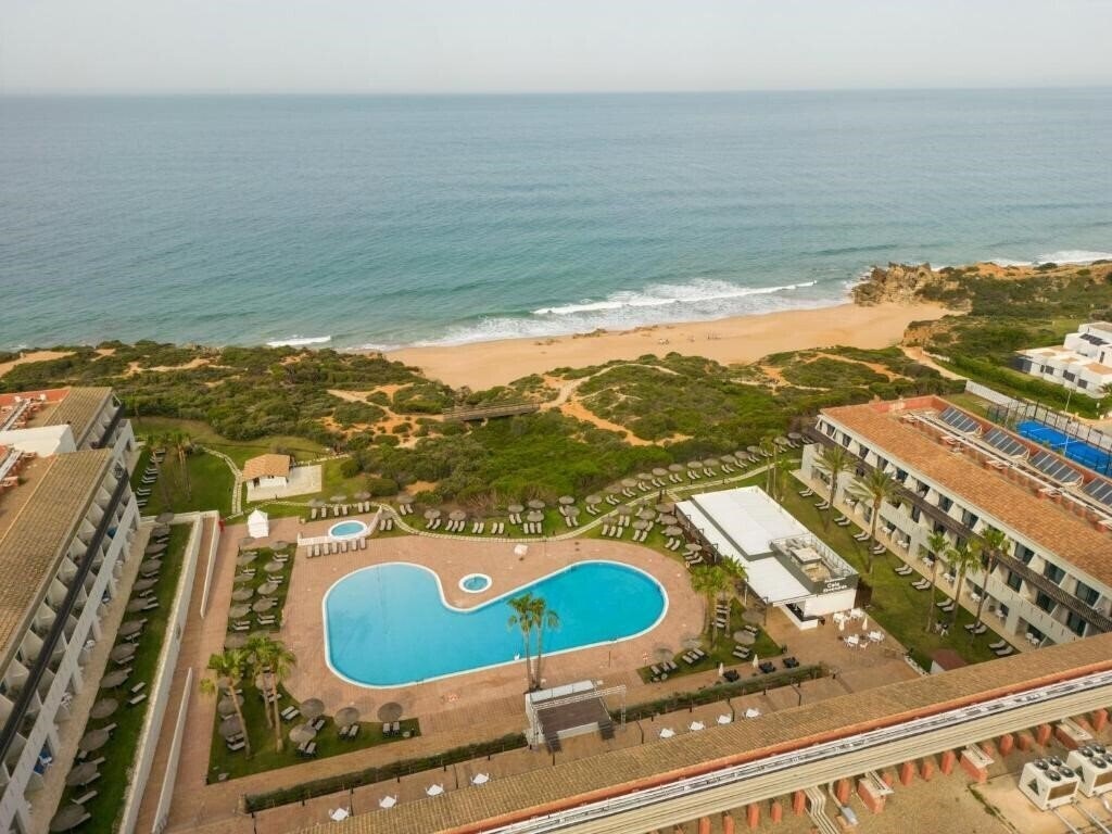 Готель Ilunion Calas De Conil 4*
