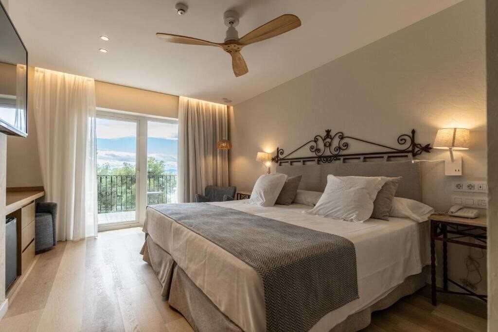 Территория Palasiet Wellness Clinic & Thalasso (ex. Villa Palasiet Termas Marinas El Palasiet, El Palasiet Thalasso Clinic & Hotel) 4*