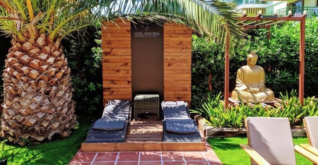 Территория Montreal Hotel 3*