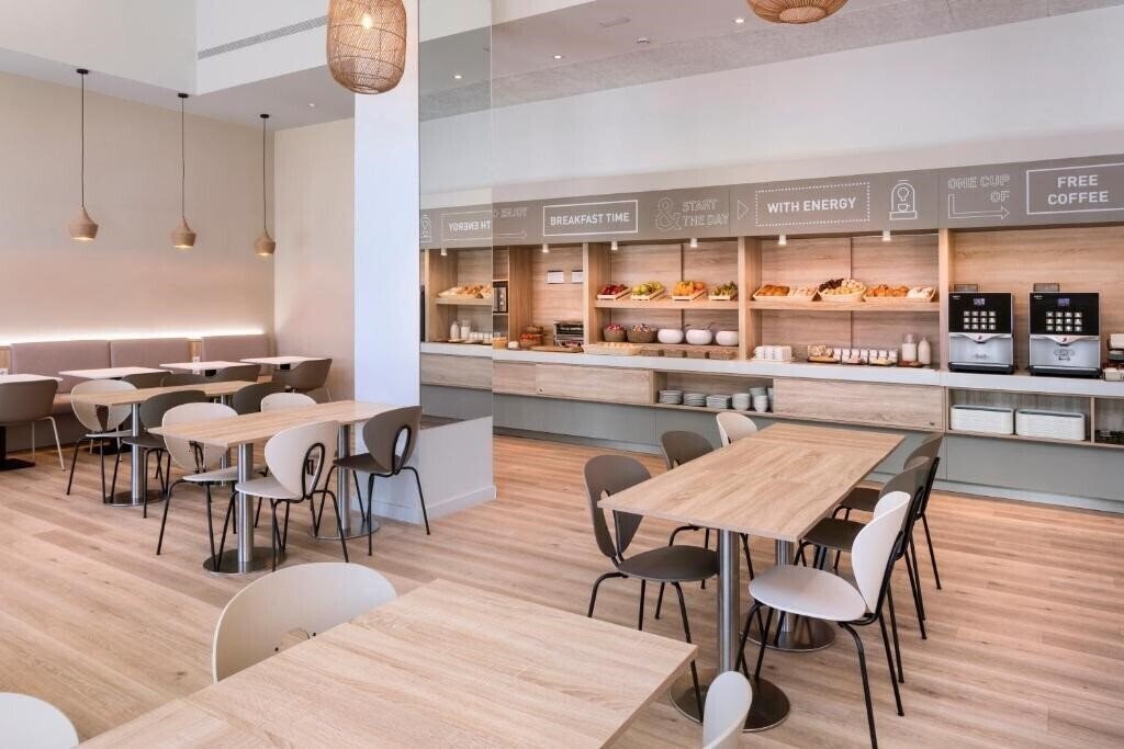 Фотографія B&B Hotel Barcelona Mataro (ex. Ibis Barcelona Mataro) 2*