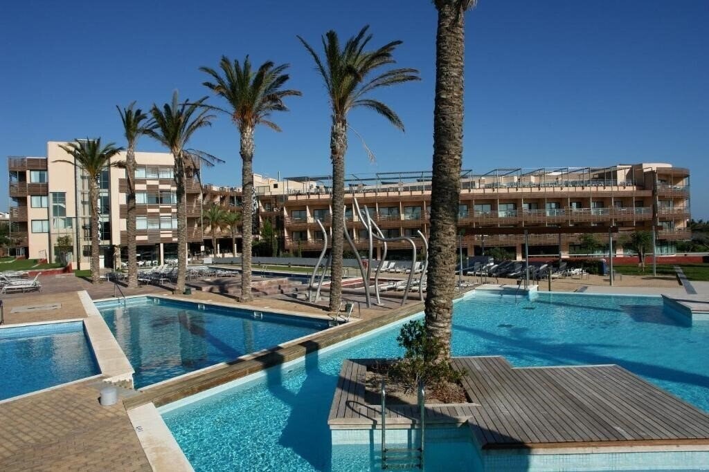 Отель Les Oliveres Beach Resort 4*