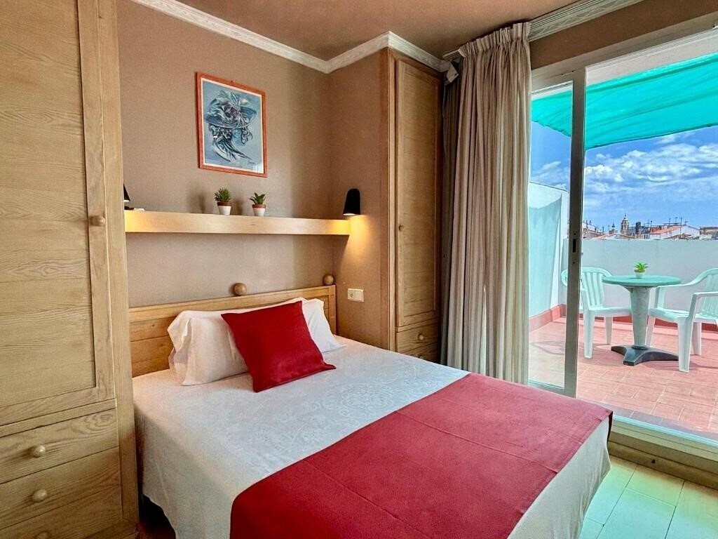 Територія Piccadilly Sitges 3*