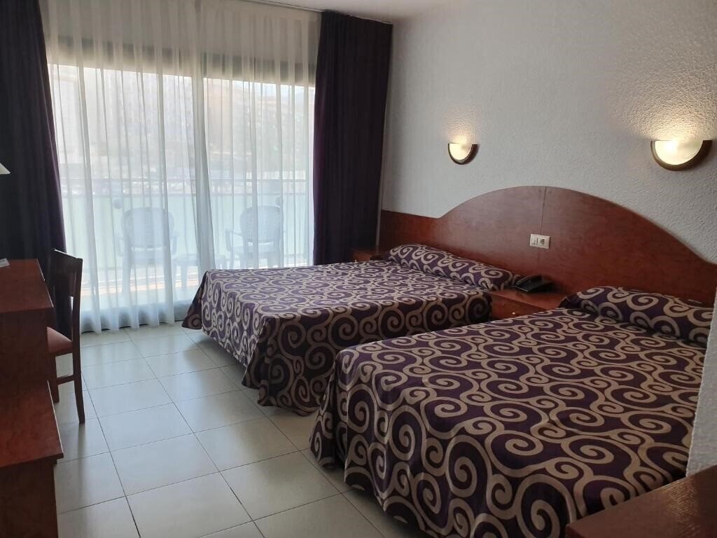 Апартаменти Fenals Garden 4*