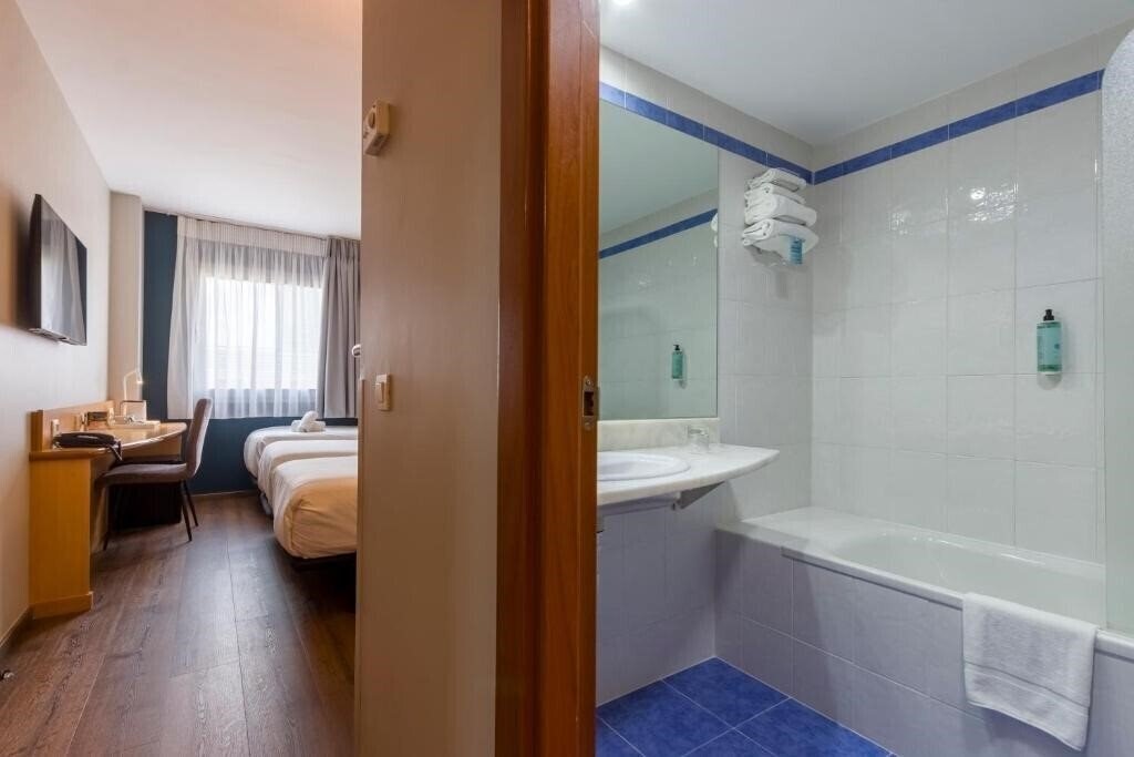Вид Travelodge Madrid Alcala De Henares (ex. Campanile Madrid Alcala De Henares) 3*