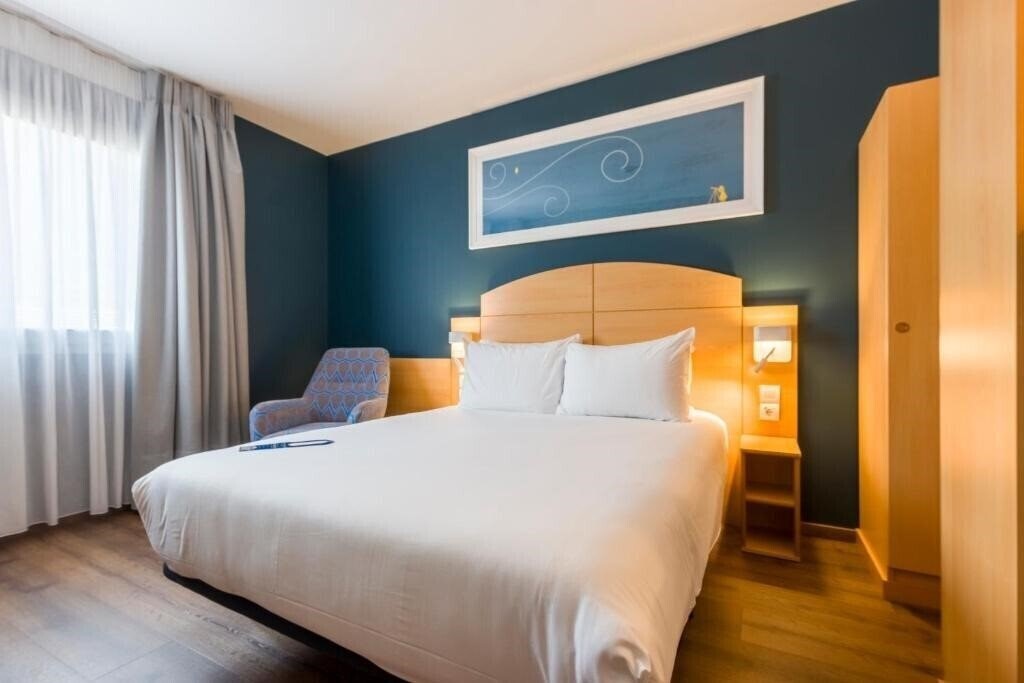 Территория Travelodge Madrid Alcala De Henares (ex. Campanile Madrid Alcala De Henares) 3*