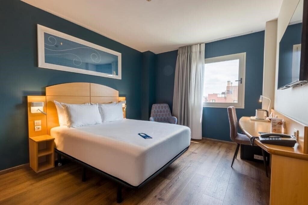 Панорама Travelodge Madrid Alcala De Henares (ex. Campanile Madrid Alcala De Henares) 3*
