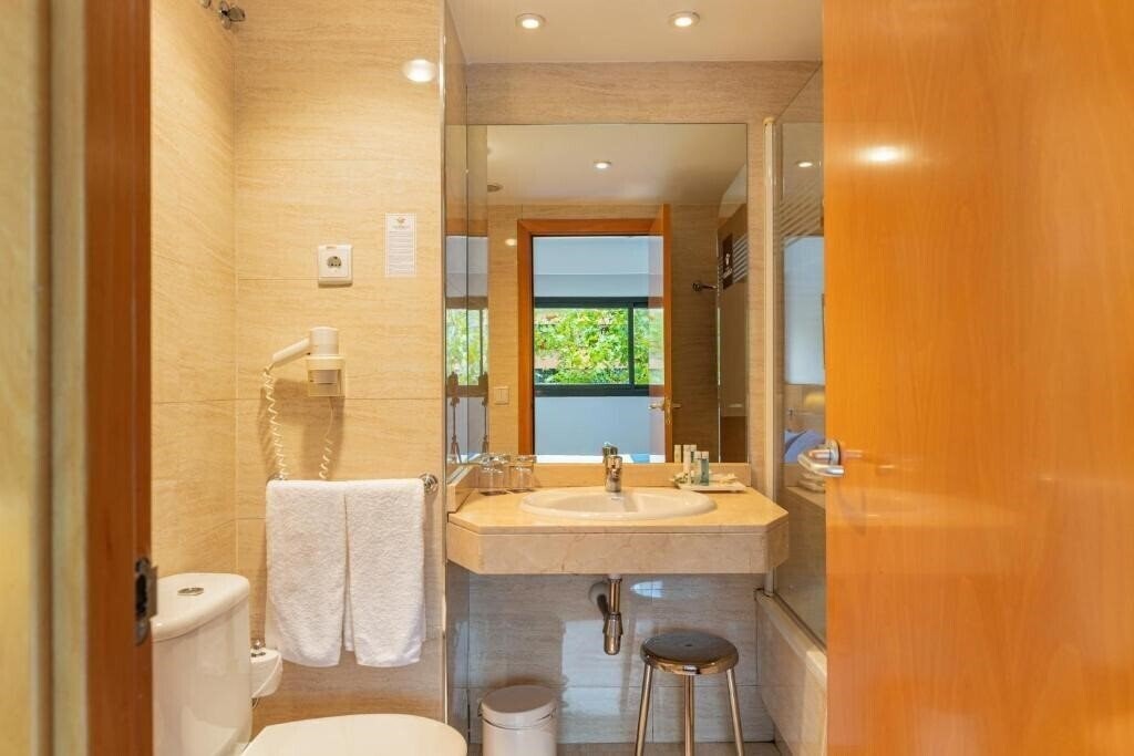 Фотографія Globales De Los Reyes Hotel 3*