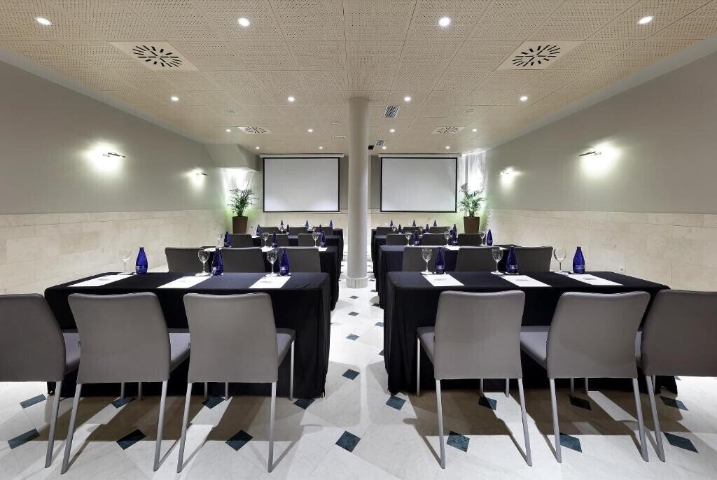 Территория Eurostars Casa De La Lirica 4*