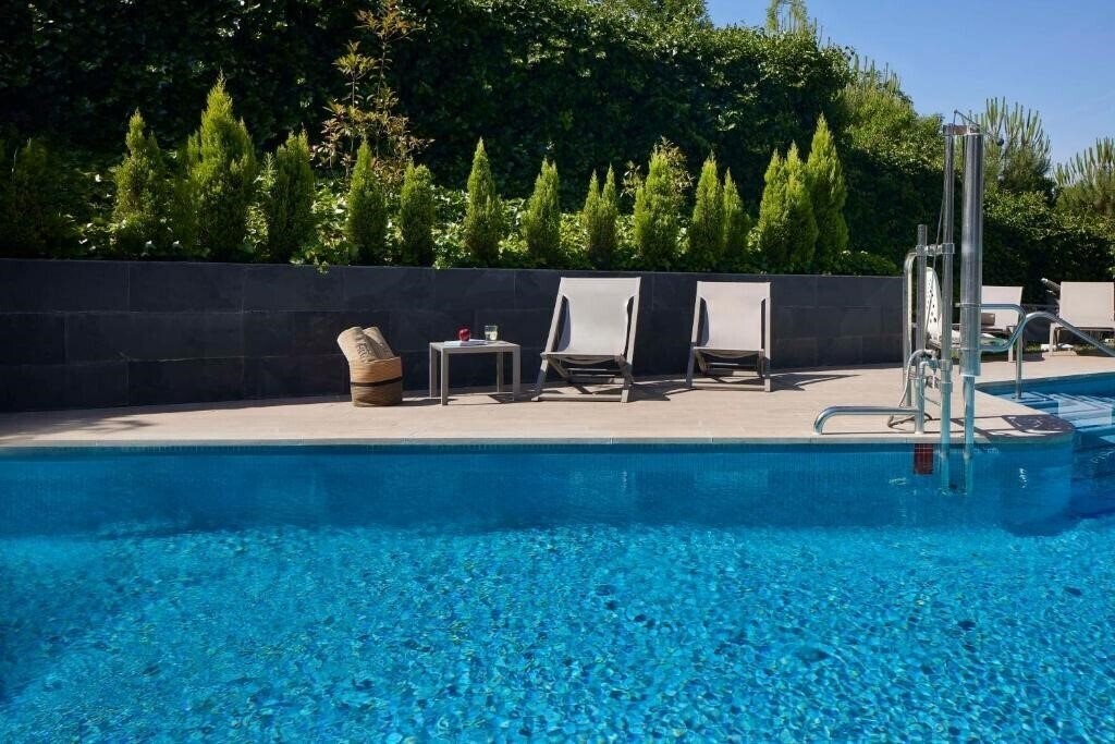 Территория NH Madrid Ribera del Manzanares 4*