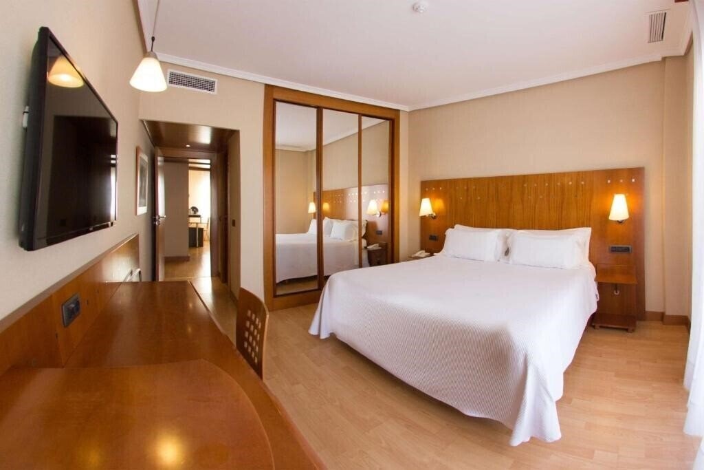 Апартаменти NH San Pedro 3*