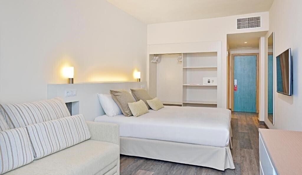 Апартаменты Sol Palmanova 4*