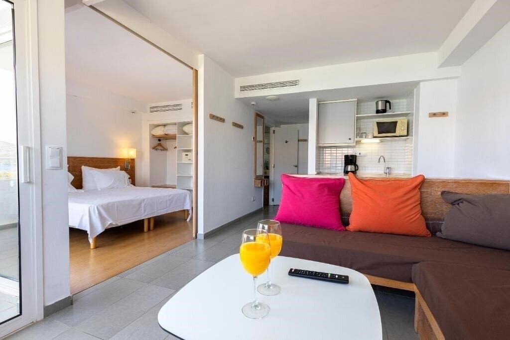 Территория Hipotels Cala Bona Club 4*