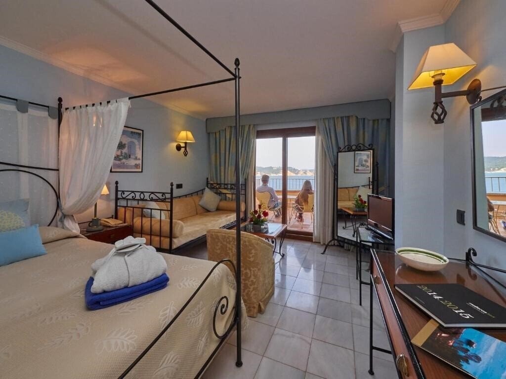 Территория Petit Cala Fornells 5*