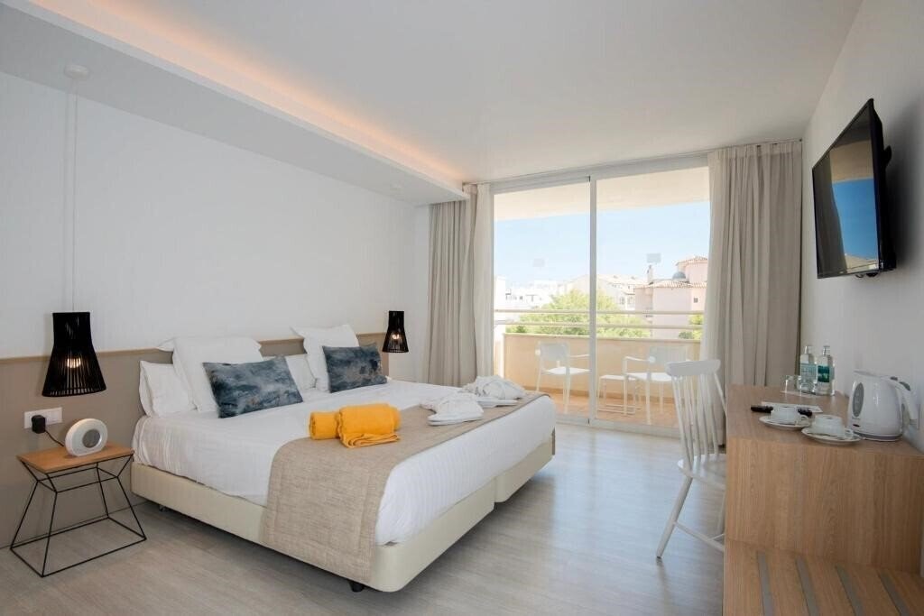 Апартаменти Globales Cala Bona Suites 4*