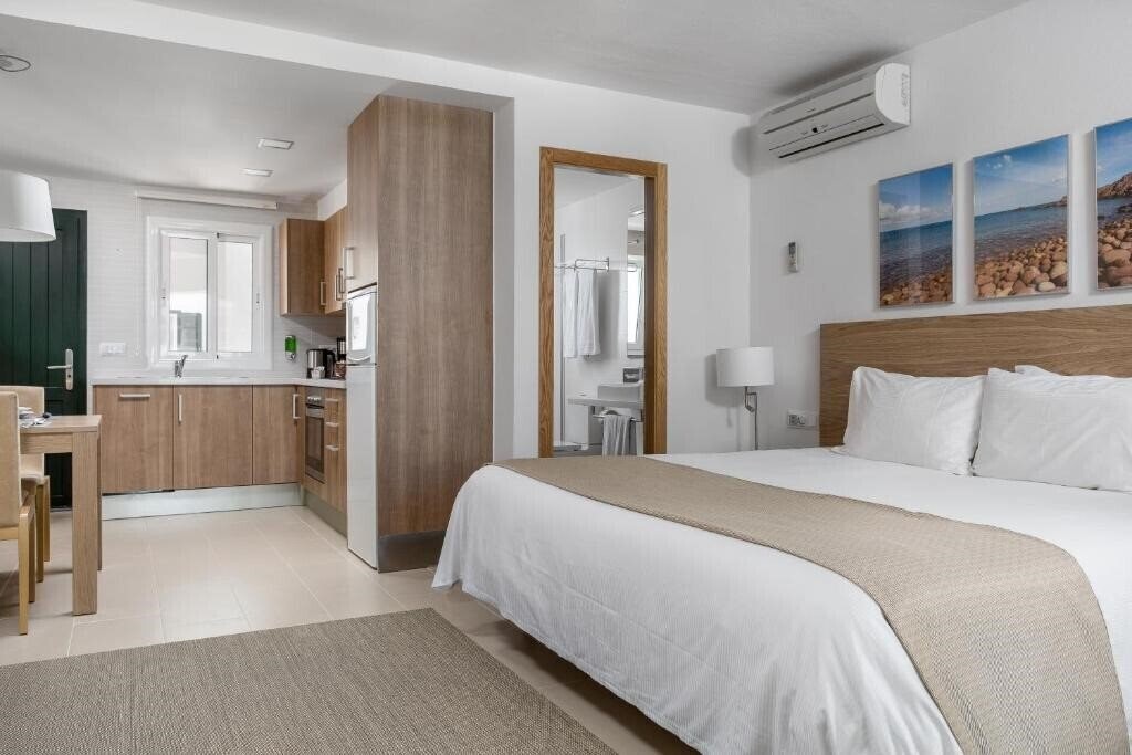 Апартаменти White Sands Beach Club 3*