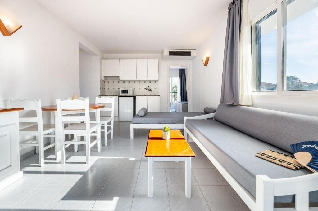 Апартаменты Vibra Caleta Playa Apartamentos (ex. Vacances Menorca Caleta Playa) 3*