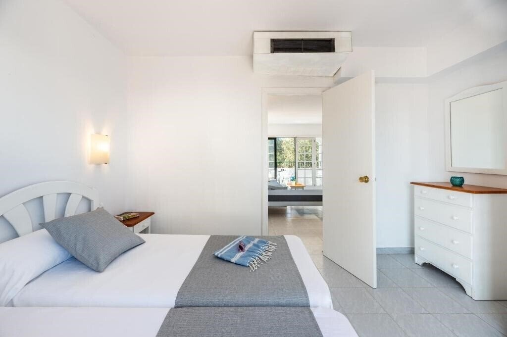 Панорама Vibra Caleta Playa Apartamentos (ex. Vacances Menorca Caleta Playa) 3*