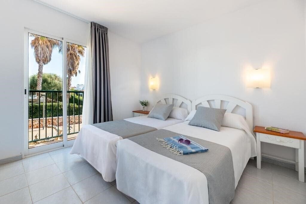 Отель Vibra Caleta Playa Apartamentos (ex. Vacances Menorca Caleta Playa) 3*