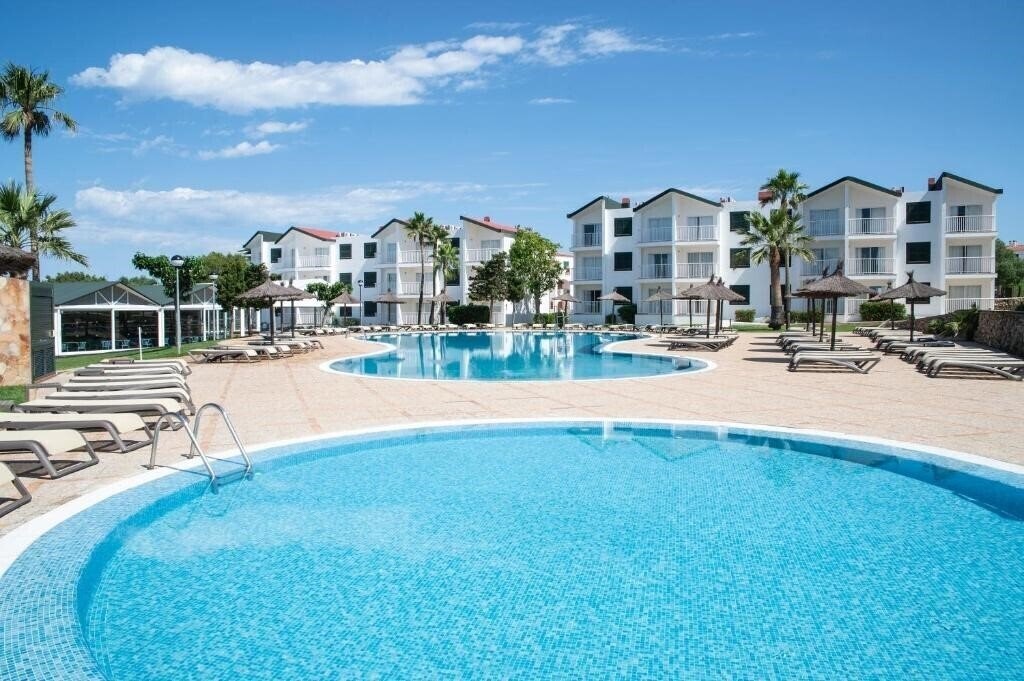 Территория Pierre Vacances Apartamentos Menorca Club Blanes 3*