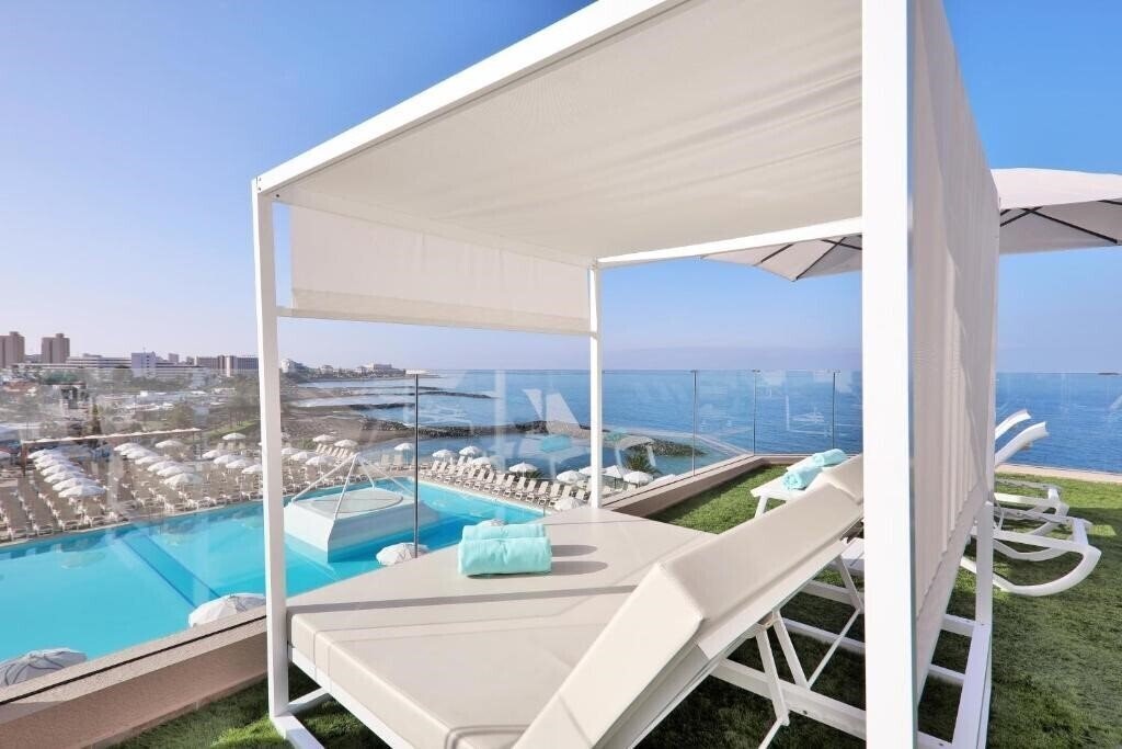 Территория Iberostar Waves Bouganville Playa 4*