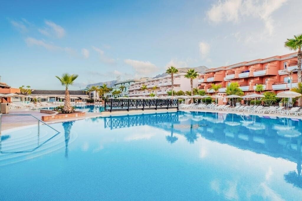 Готель Be Live Family Costa Los Gigantes (ex. Luabay Costa Los Gigantes) 4*