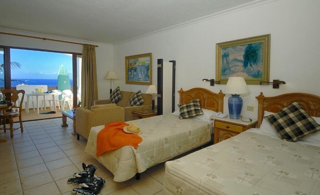 Апартаменты The Suites At Beverly Hills Tenerife Apts 3*