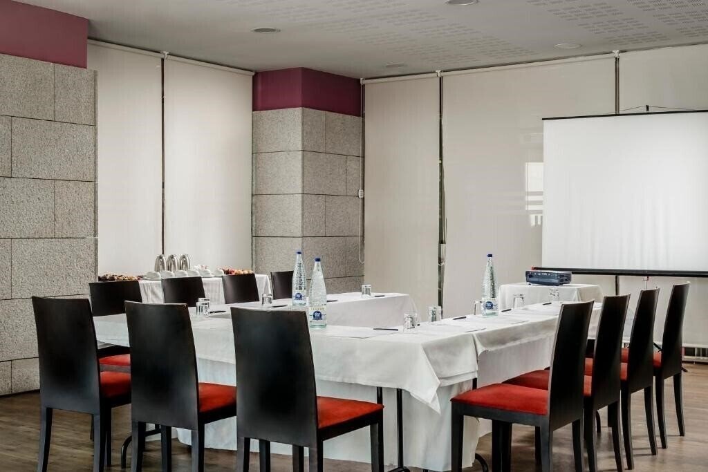 Территория Hotel Eurostars Reina Felicia 4*