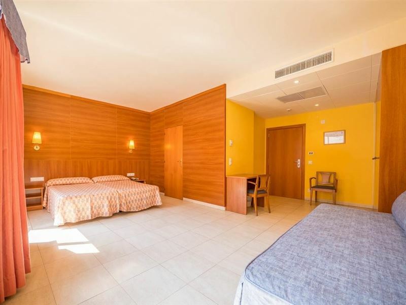 Панорама Hotel Checkin Montpalau 3*