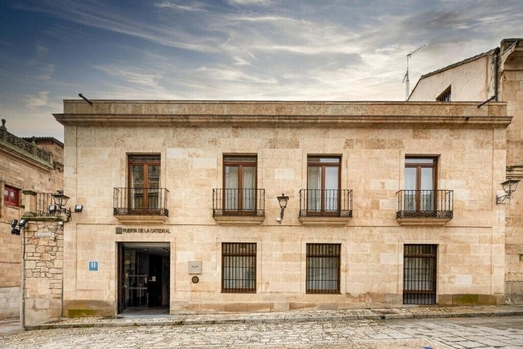 Апартаменты Nh Salamanca Puerta De La Catedral 4*