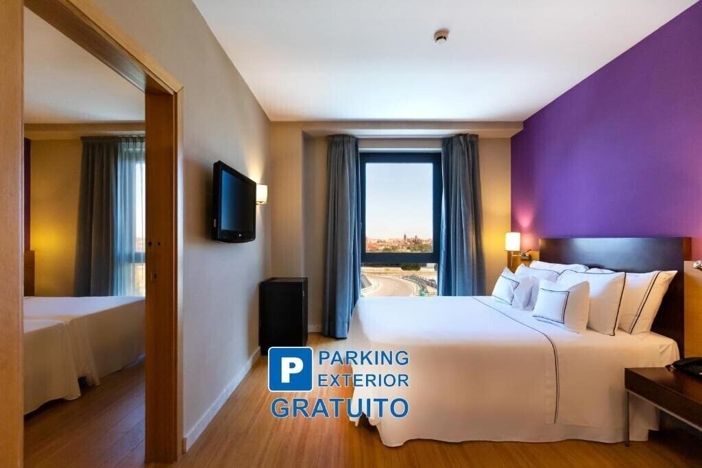 Отель Tryp Montalvo 4*