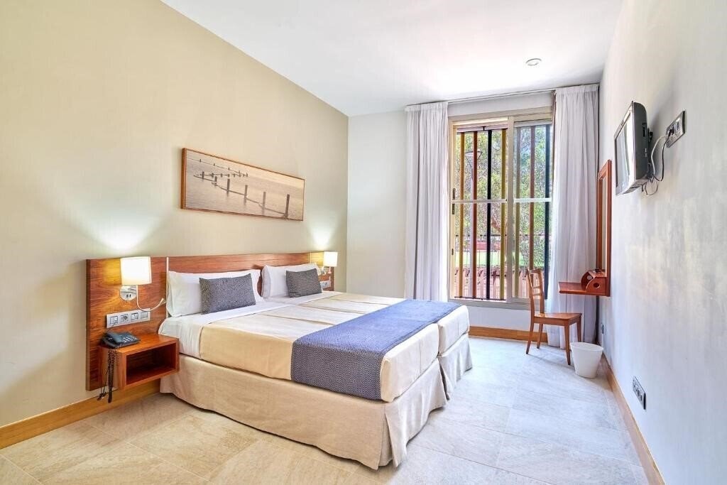 Панорама Hotel Torre Del Conde 3*