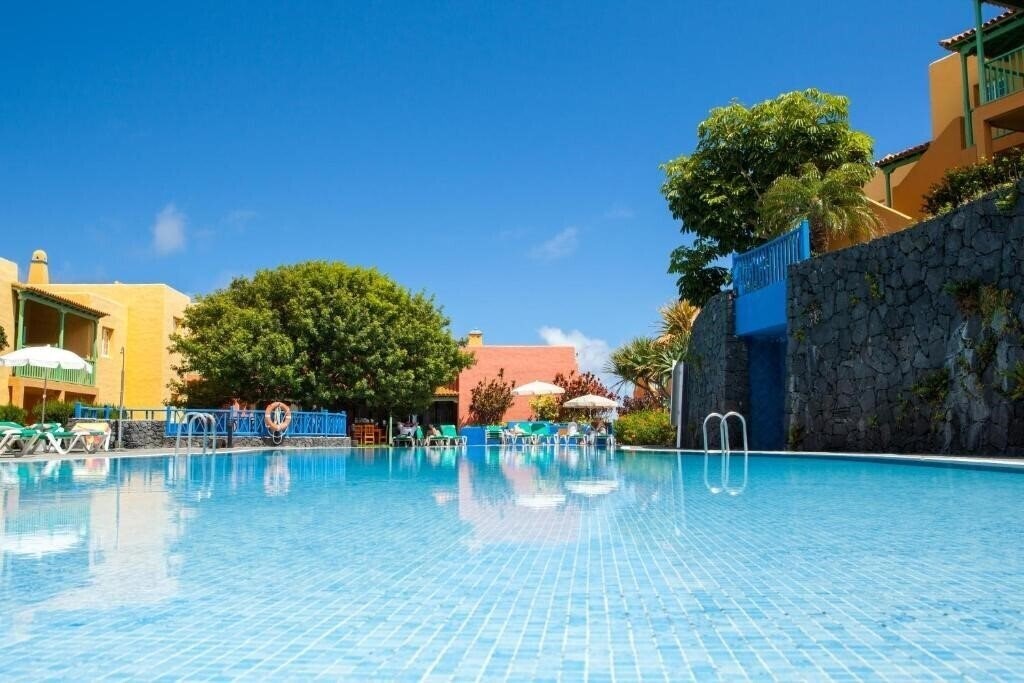 Апартаменти Apartamentos La Caleta 3*