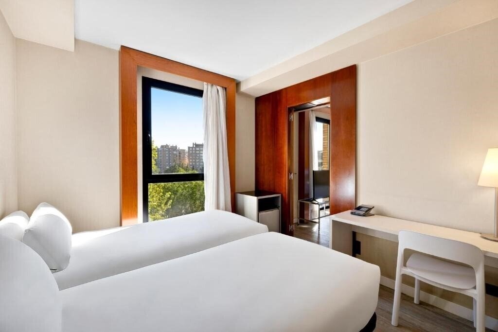 Территория Ac Hotel Zaragoza Los Enlaces By Marriott 4*